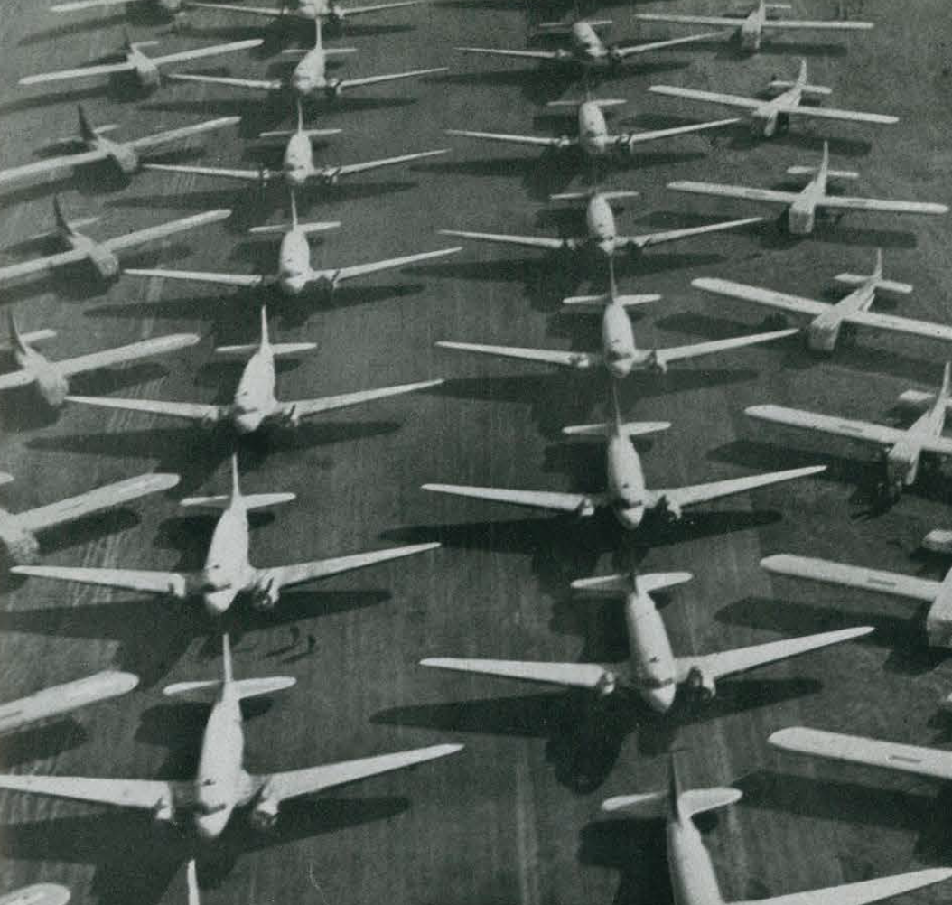 C-47 transport planes que for takeoff.